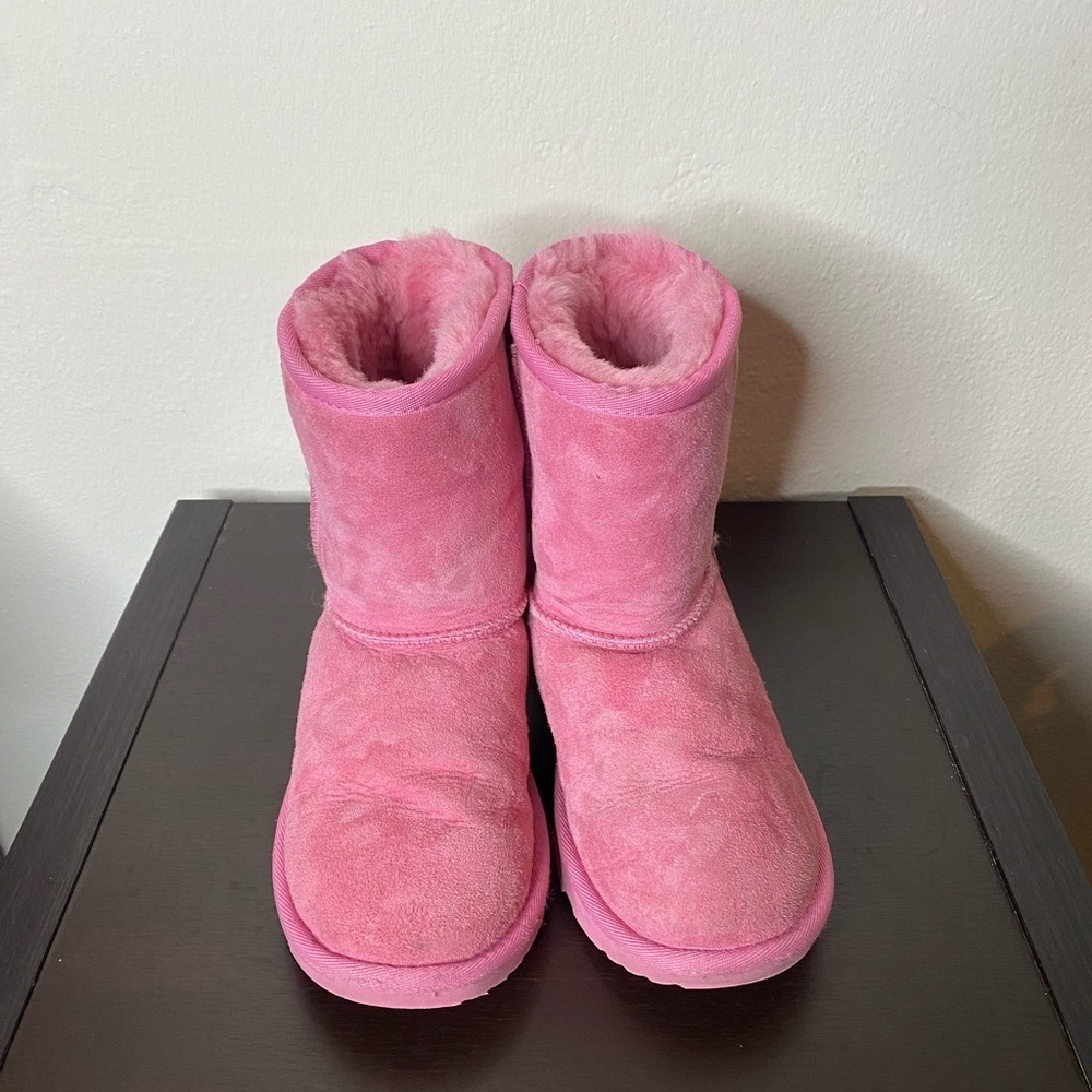 Girls Pink Uggs size 2 classic II Glitz